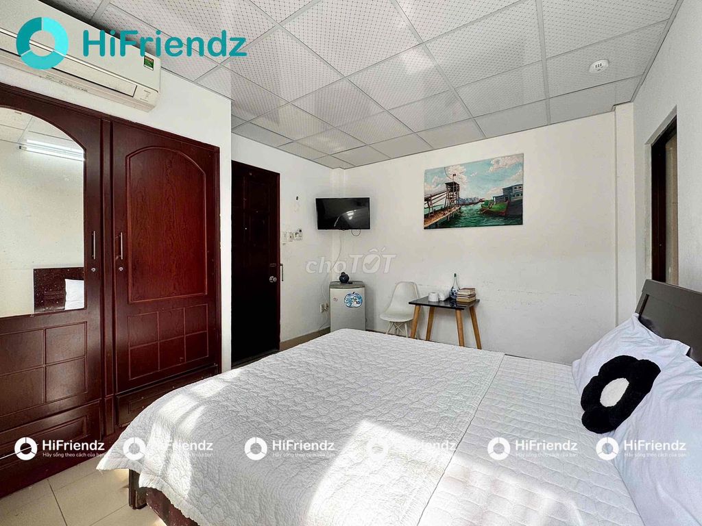 Rent a balcony studio full interior right on F board of 3rd.