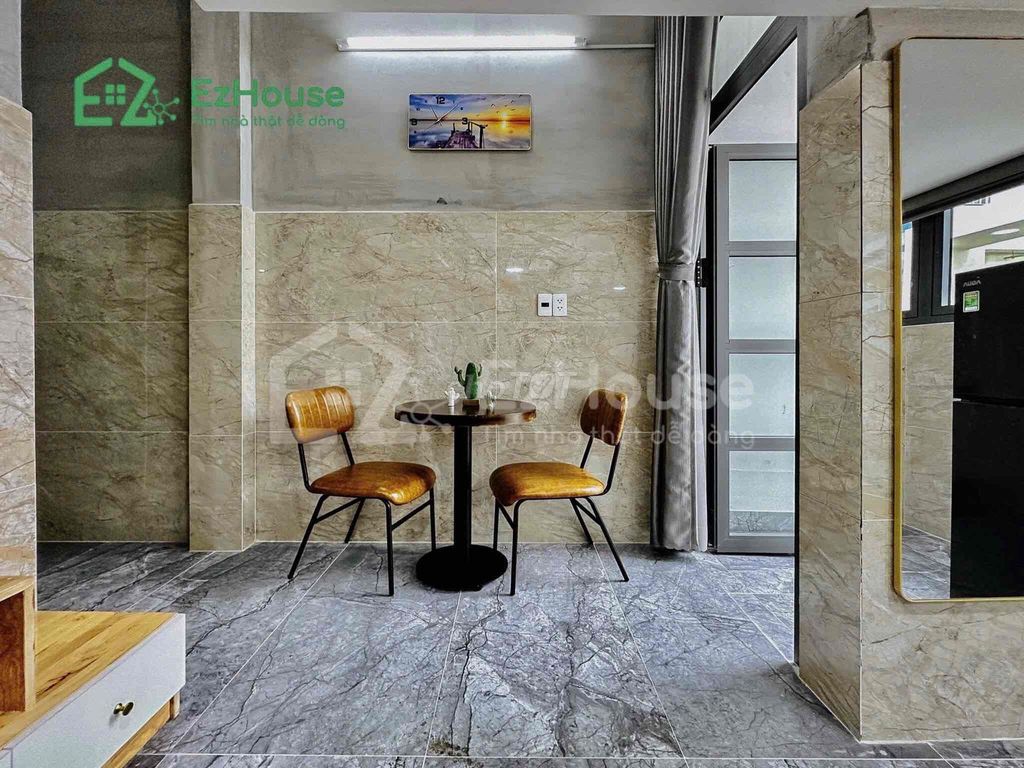 A full interior balcon clears the large window to welcome natural light