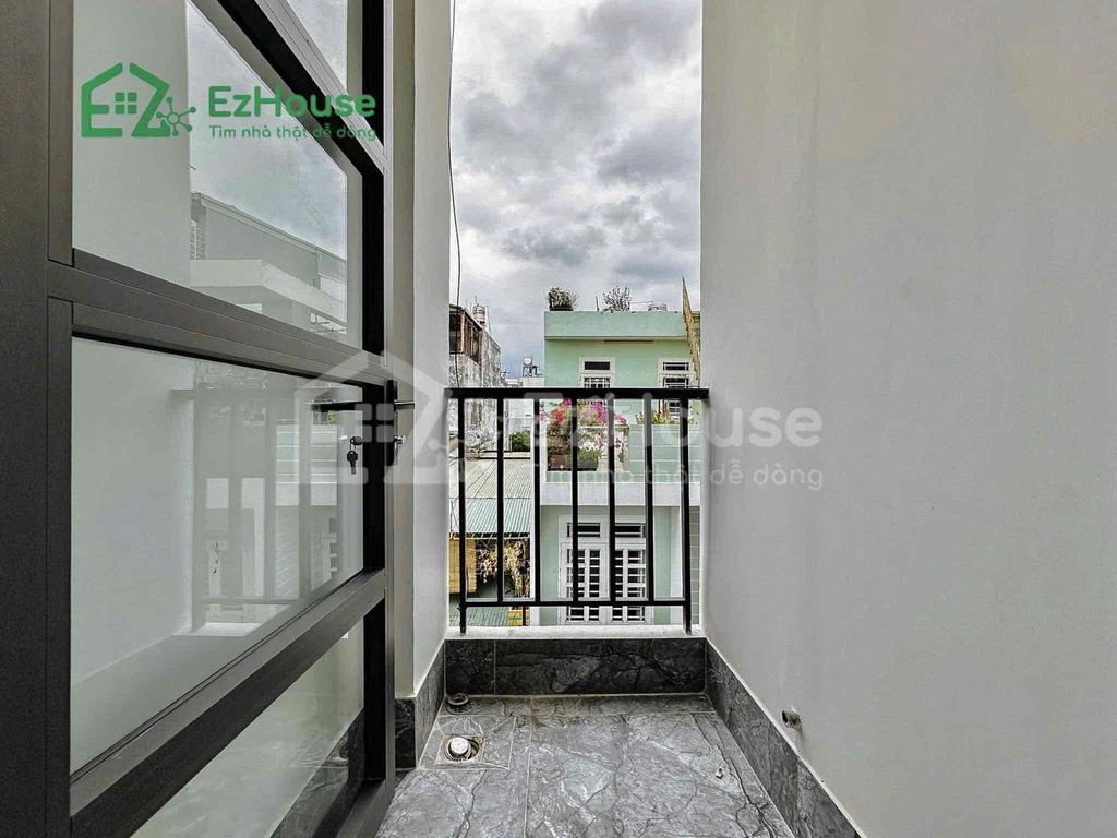 A full interior balcon clears the large window to welcome natural light