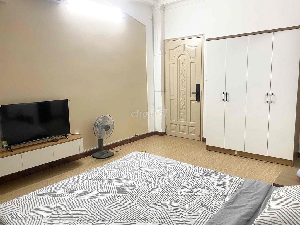 The apartment is a full-size kitchen bedroom. Large window.
