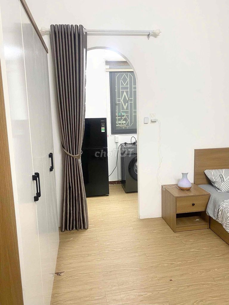 The apartment is a full-size kitchen bedroom. Large window.