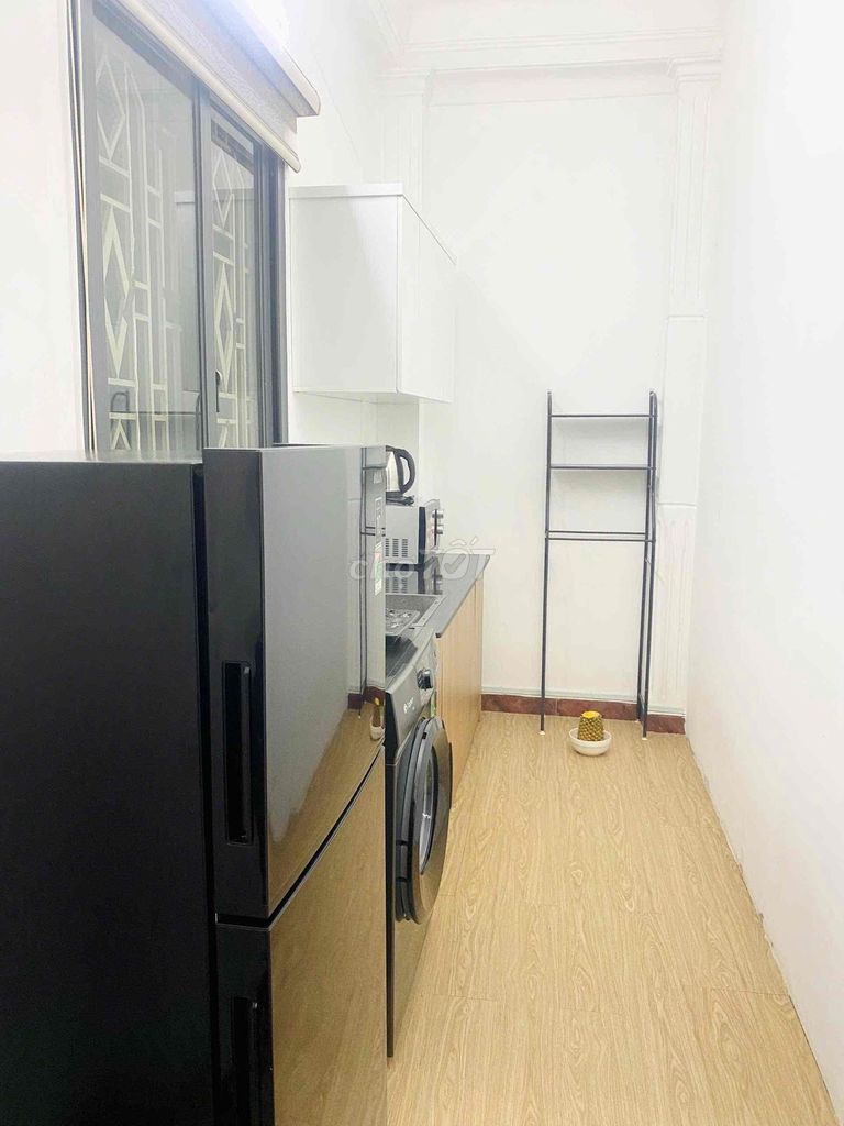 The apartment is a full-size kitchen bedroom. Large window.