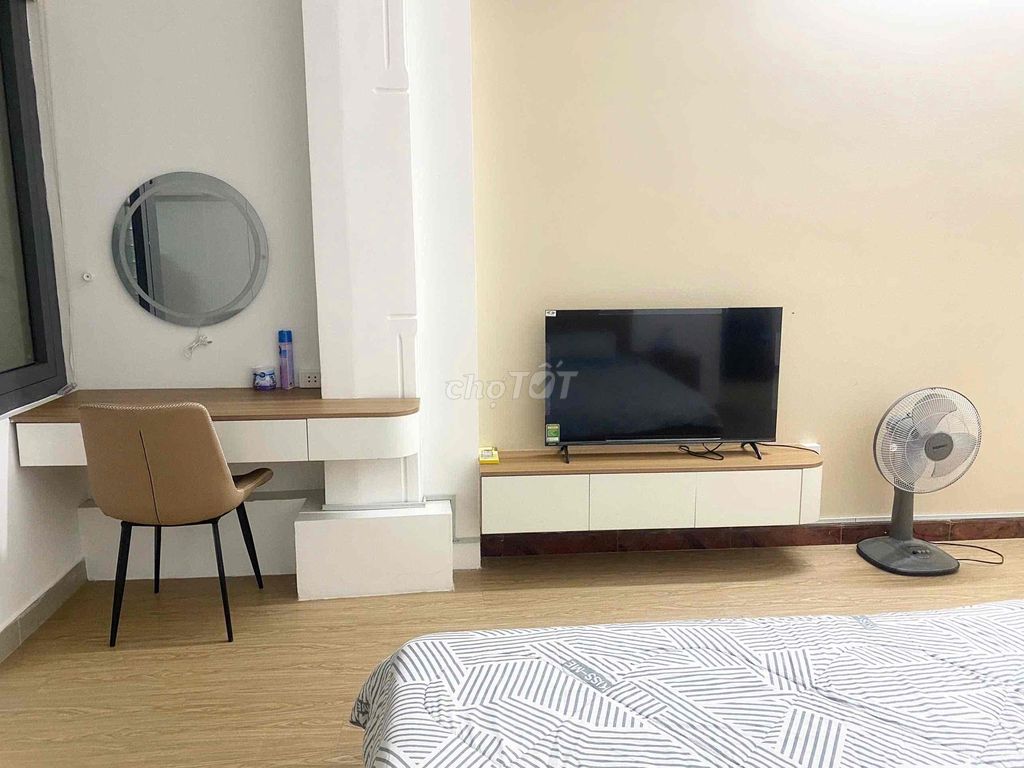The apartment is a full-size kitchen bedroom. Large window.