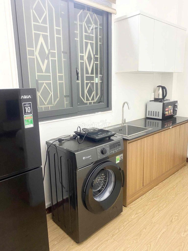 The apartment is a full-size kitchen bedroom. Large window.