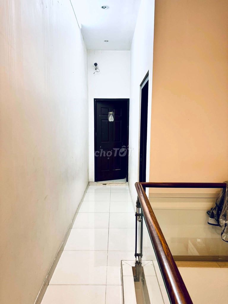 The alleyhouse got in and there's a parking spot on Phú Thọ Hòa Tân Phú.