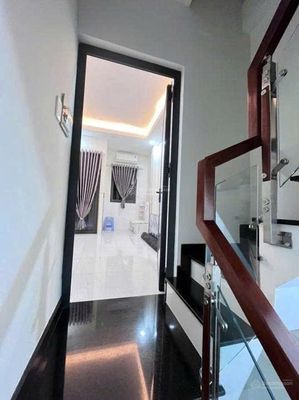 For the new house that built the L-car alley, 3rd,2 bedrooms, air conditioning, 10 million dollars.