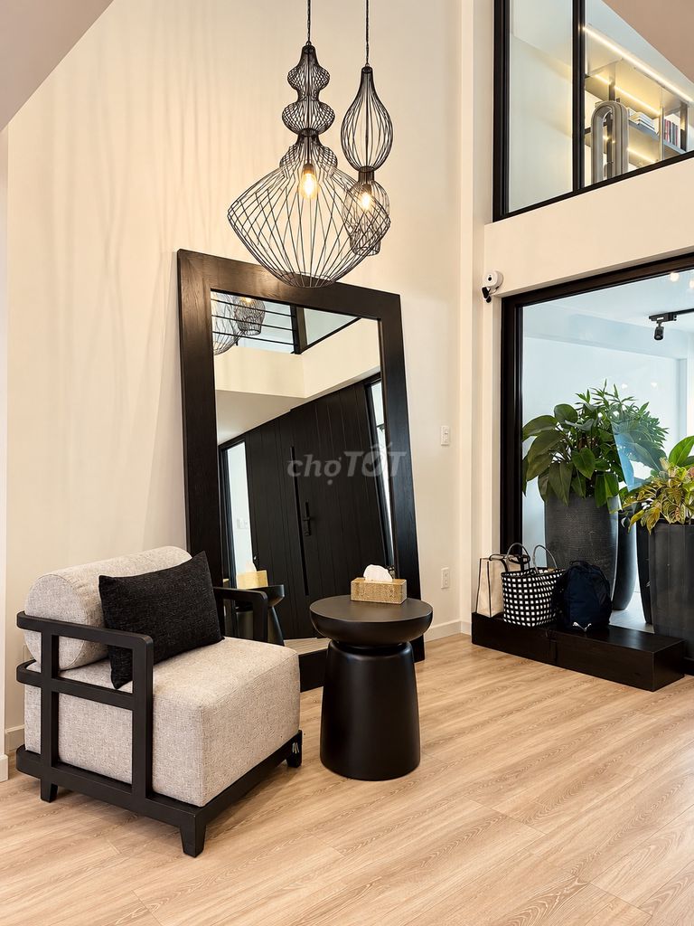 Rent a high-end street - full interior - with private vault - 40 million.