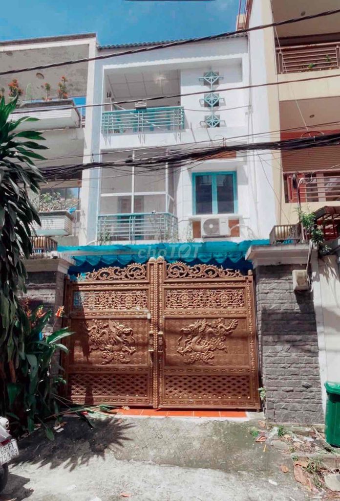 The truck alley is one block away - 5 x 20 meters- 3 floors and the deep fridge.