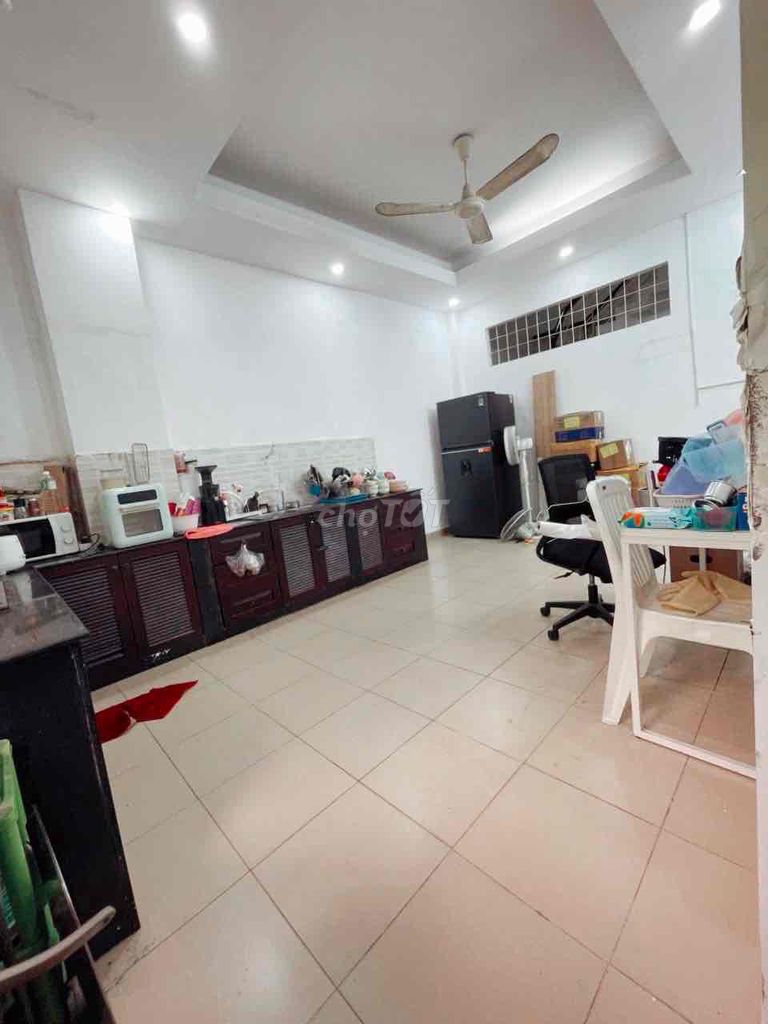The truck alley is one block away - 5 x 20 meters- 3 floors and the deep fridge.