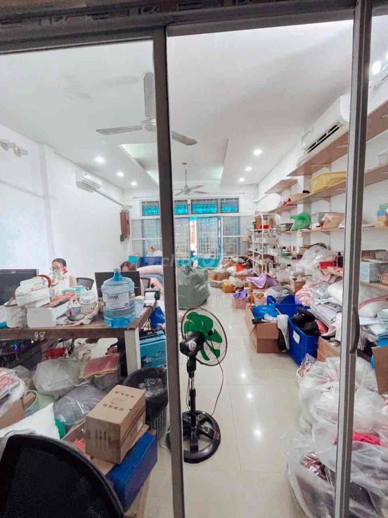 The truck alley is one block away - 5 x 20 meters- 3 floors and the deep fridge.