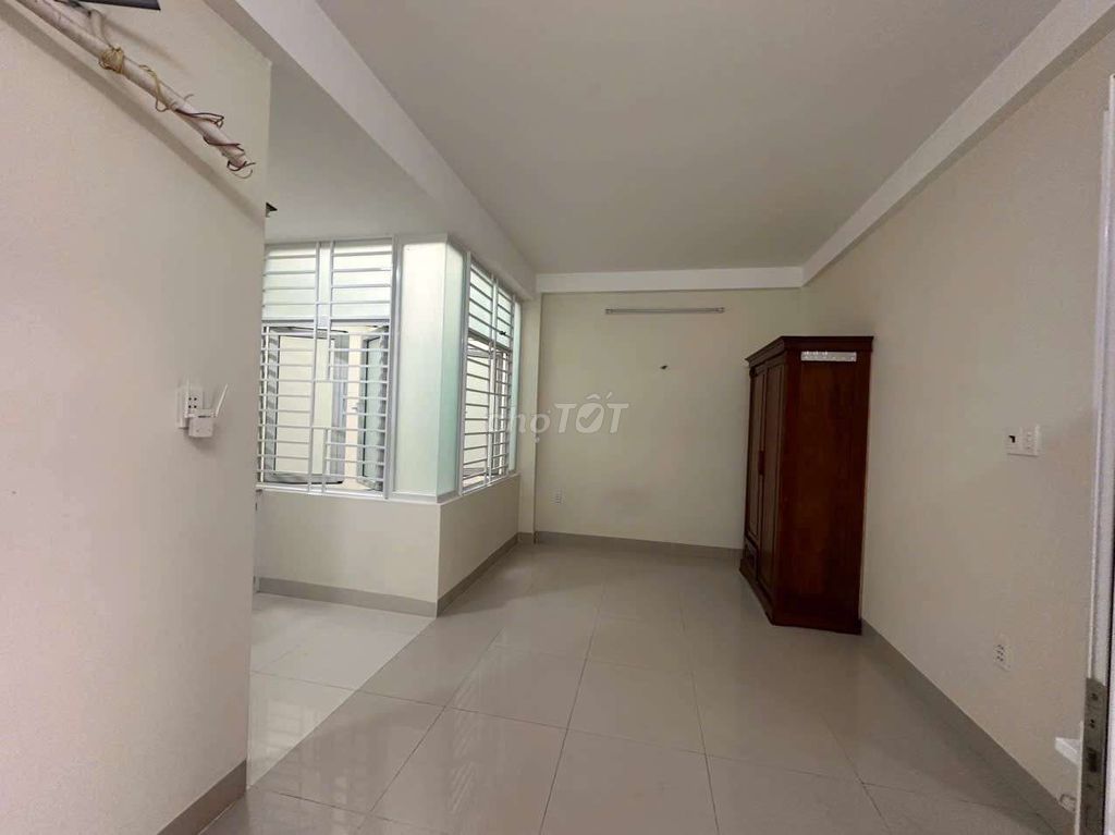 The room is near Gò Vấp, Dương Quảng Hàm,730 6, which is 3 million/5/th.