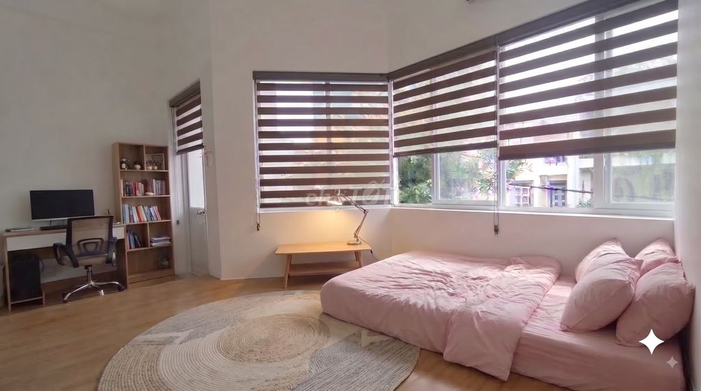 The balcony suite, large windows, full interior in the New York Army.