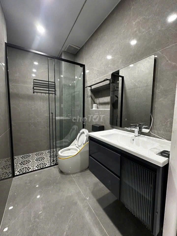 Let's rent C/c Đặng Văn Ngữ 011 3 bedrooms 16 million.