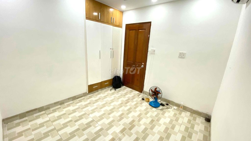 Room alone: Find the lady share money for the house with her husband