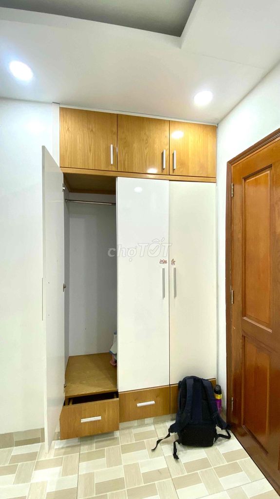 Room alone: Find the lady share money for the house with her husband