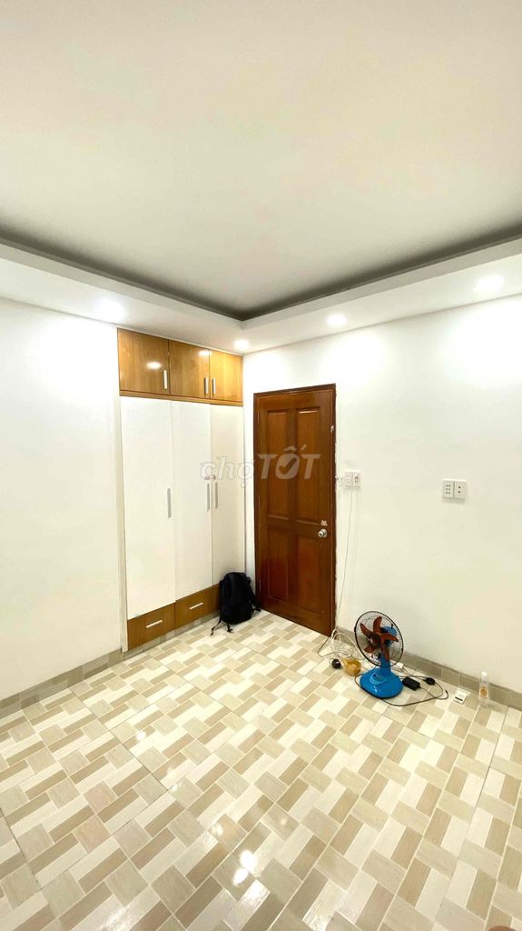 Room alone: Find the lady share money for the house with her husband