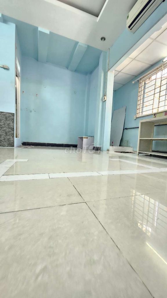 The DM room is 25 meters wide with open windows, car parks in front of house