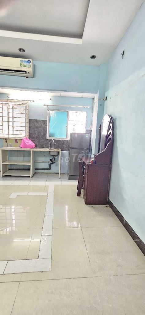 The DM room is 25 meters wide with open windows, car parks in front of house