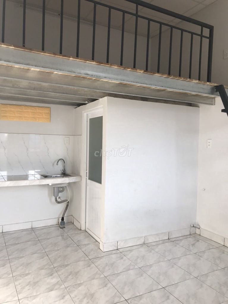 Gò Vấp. Check out the air conditioning room with a washing machine at the drying ground.