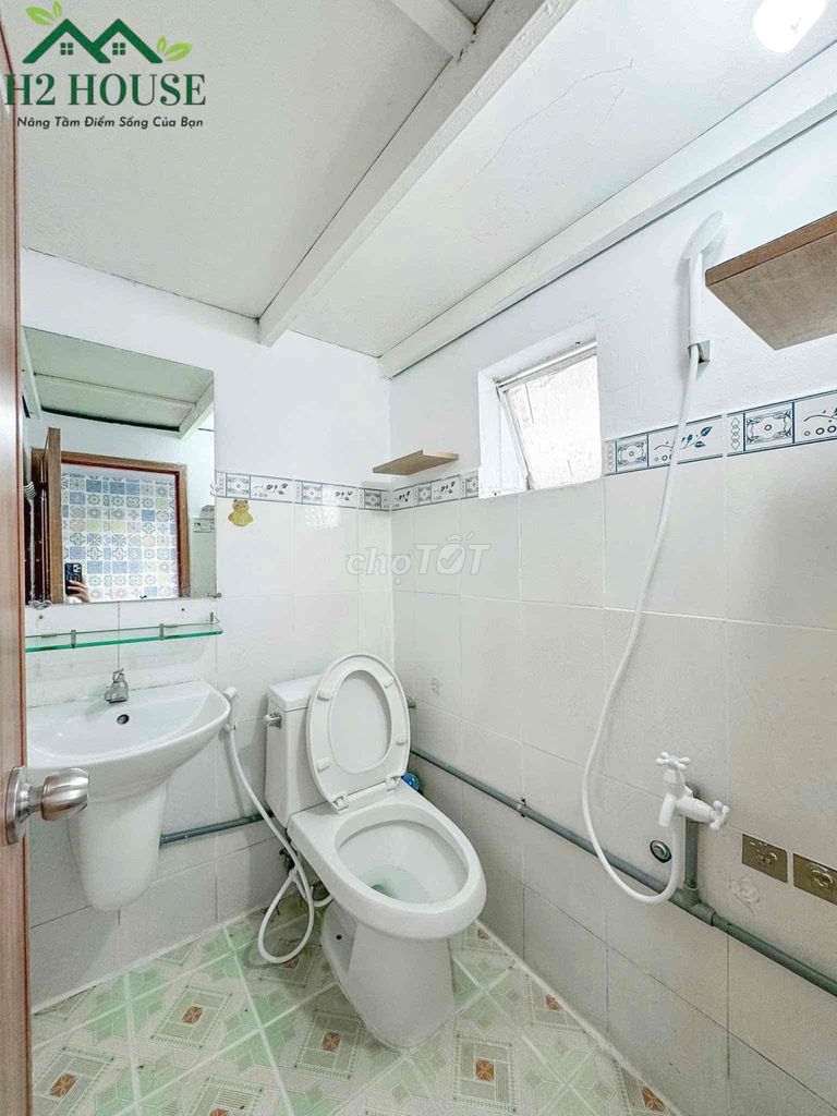 Rent the Duprix Services Room. The window is Nguyễn Thái Sơn.