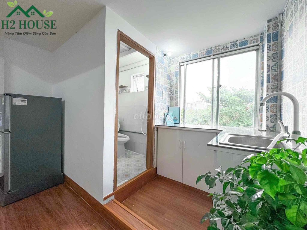 Rent the Duprix Services Room. The window is Nguyễn Thái Sơn.