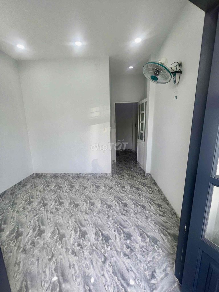 4 x 7 meters 1 x 0-2 + 2 floors [2 3 toilets] Lạc Long Quân