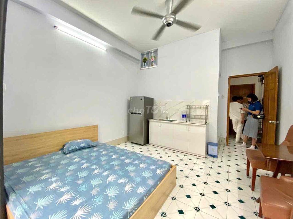 Rent a free balcony studio right off the Hoàng Sa county.