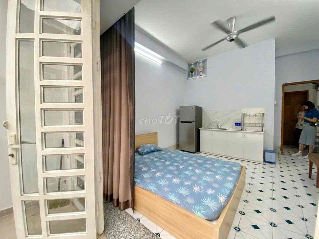 Rent a free balcony studio right off the Hoàng Sa county.