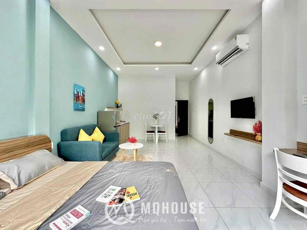 Window studio right across the hall fromtte mart Cộng Hoà - empty