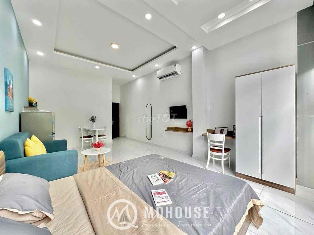 Window studio right across the hall fromtte mart Cộng Hoà - empty