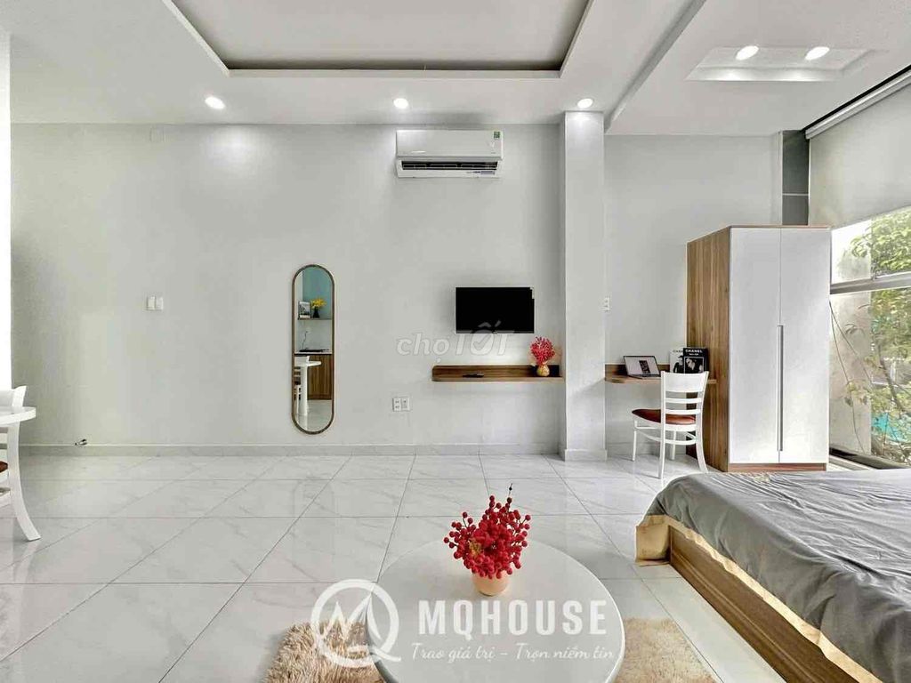 Window studio right across the hall fromtte mart Cộng Hoà - empty