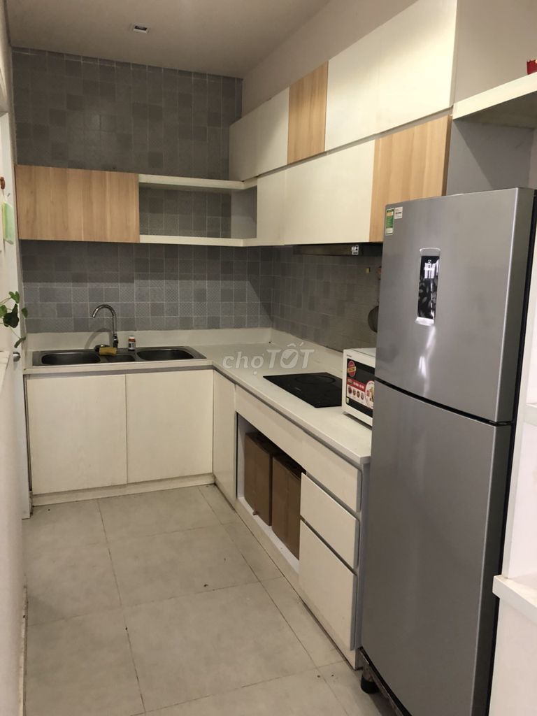 Rent Hoàng Anh Thanh Bình apartment with interiors for 11 million a month.
