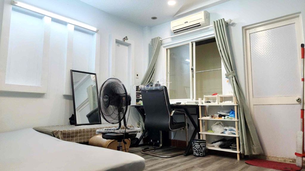 The super-saltly beautiful design room