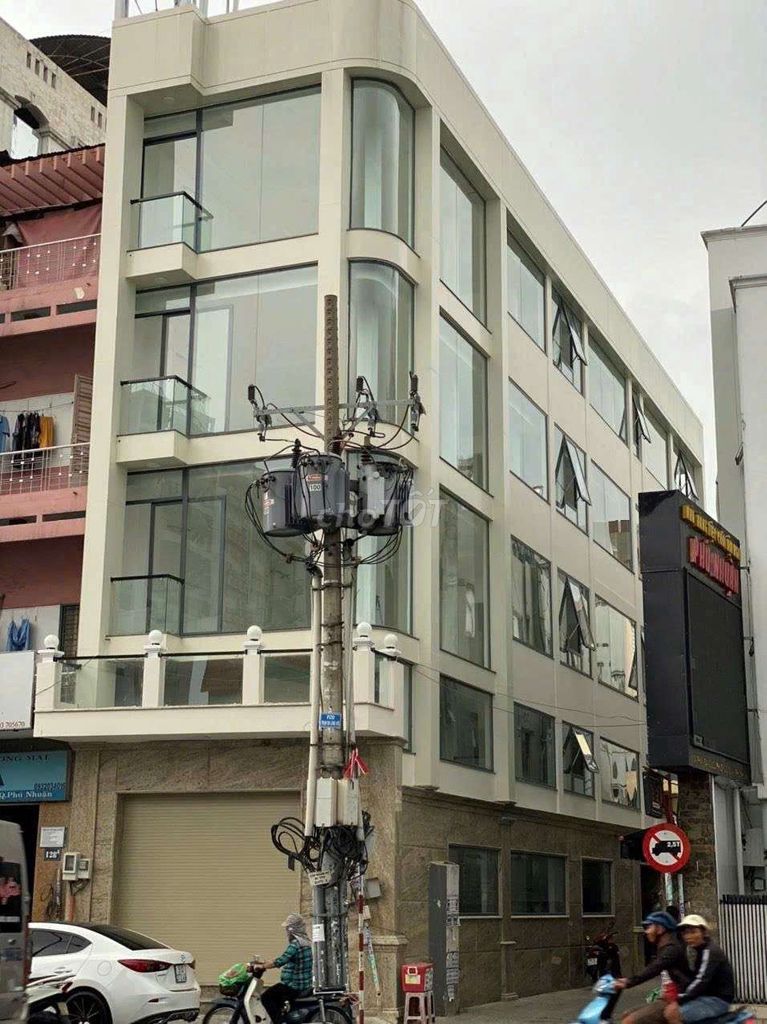 Rent or sell the corner 2-1. 126-128 Phan Đăng Lưu 6 elevators
