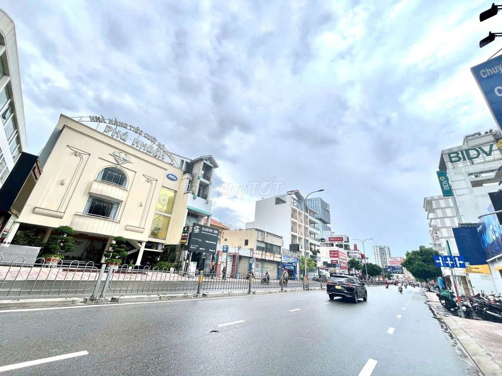 Rent or sell the corner 2-1. 126-128 Phan Đăng Lưu 6 elevators