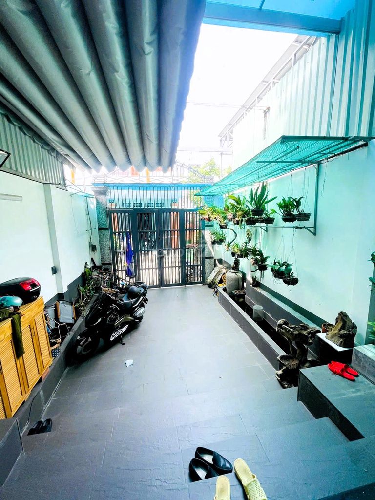 The original alley home, the broad courtyard, across from the Great City 5 bedrooms 200 meters.