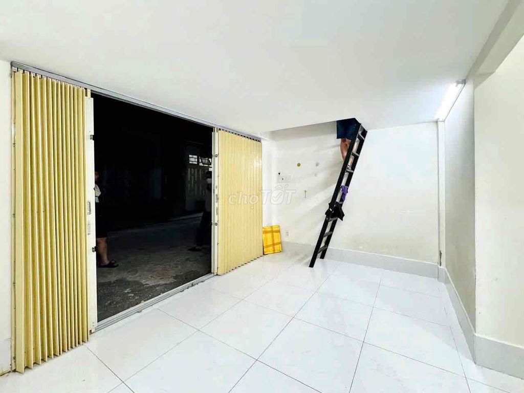 The ground room's clean and guarded. It's near the commercial university.