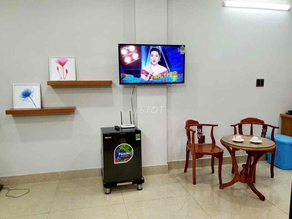 Walk through the airport, face the Vietnam Flying Airport.