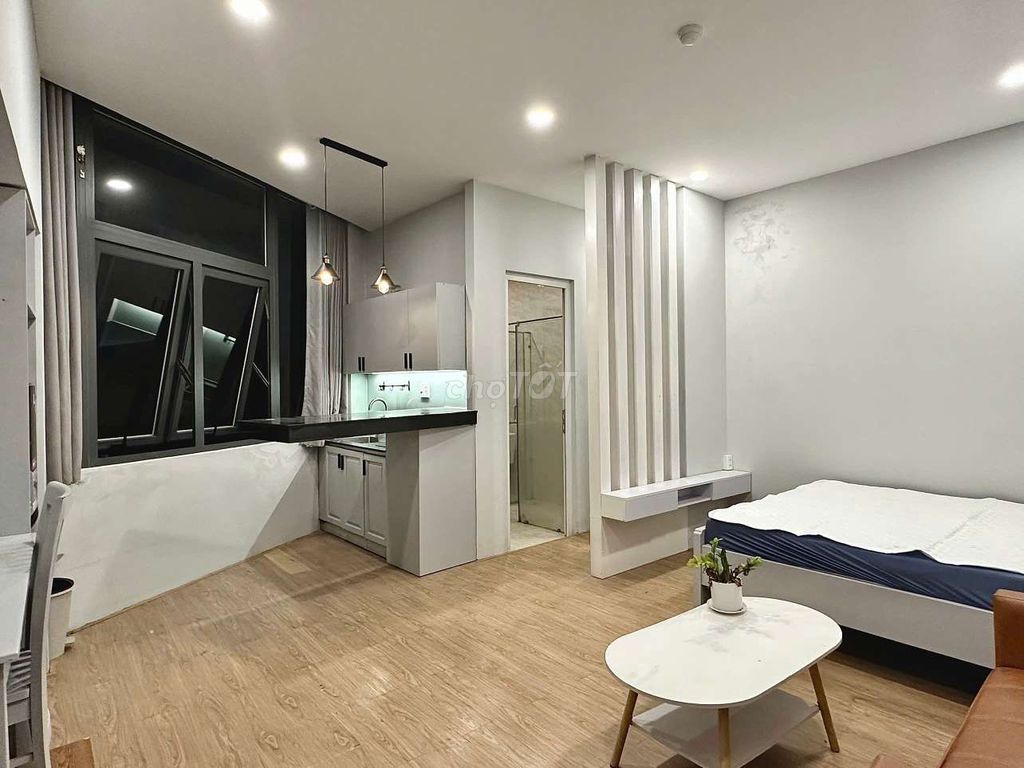 A full full-split window interior studio