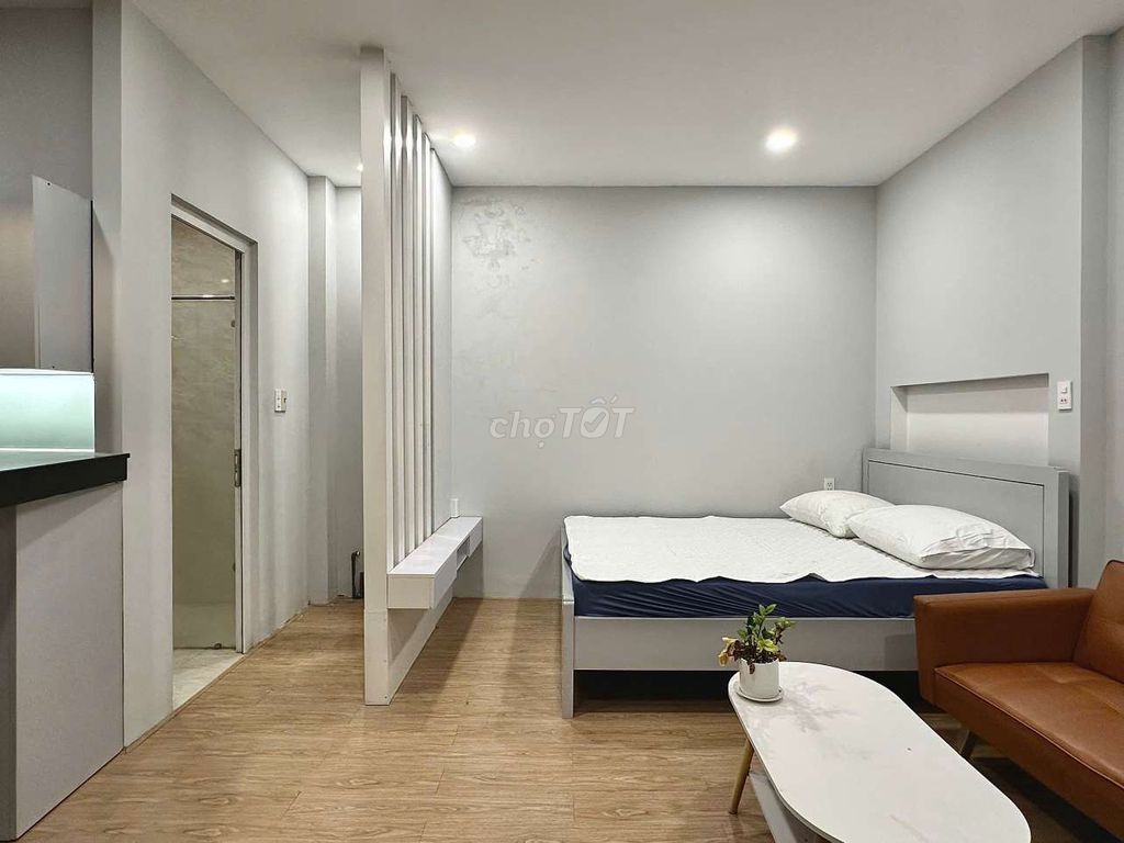 A full full-split window interior studio