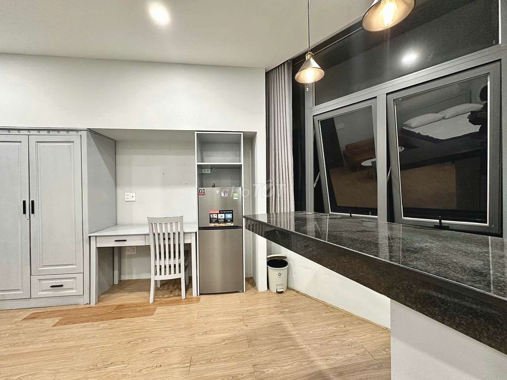 A full full-split window interior studio
