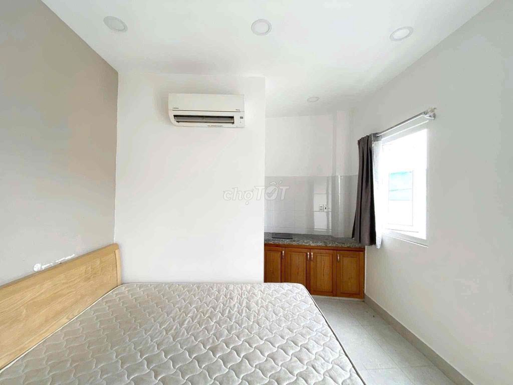 A clear balcony studio- Cách Mạng Tháng Tám District 10 - available