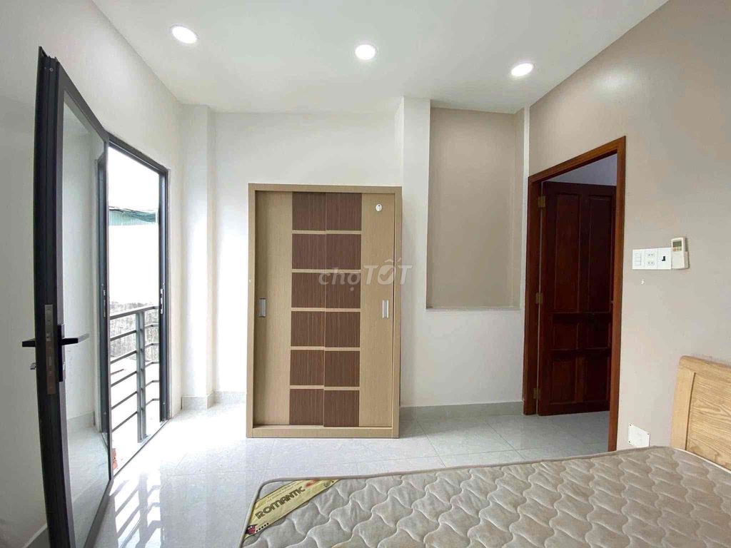 A clear balcony studio- Cách Mạng Tháng Tám District 10 - available