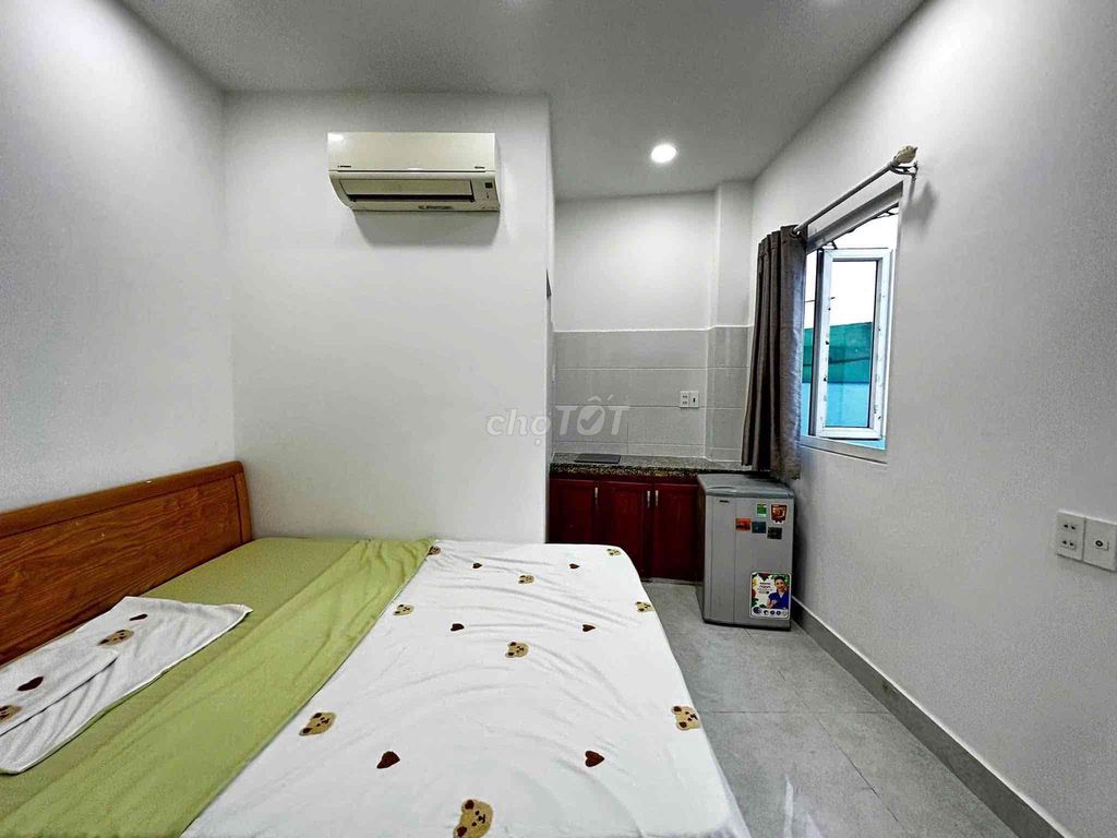 A clear balcony studio- Cách Mạng Tháng Tám District 10 - available