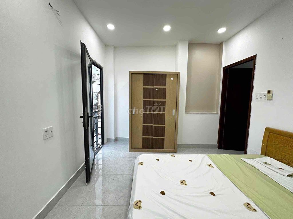 A clear balcony studio- Cách Mạng Tháng Tám District 10 - available