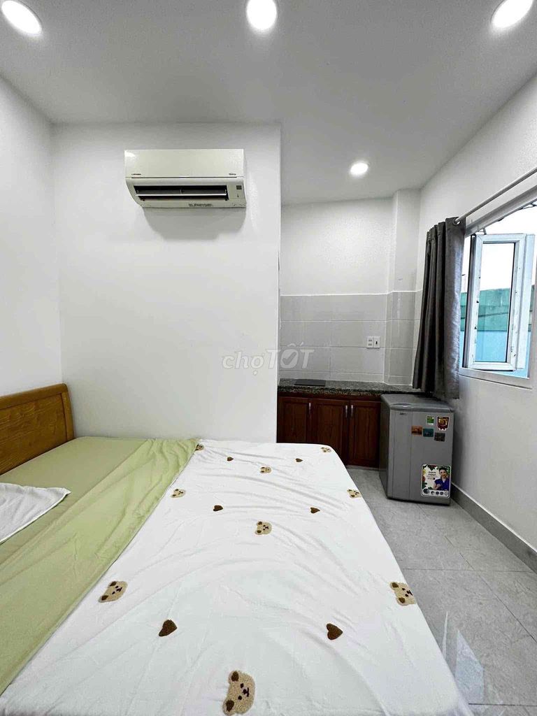A clear balcony studio- Cách Mạng Tháng Tám District 10 - available