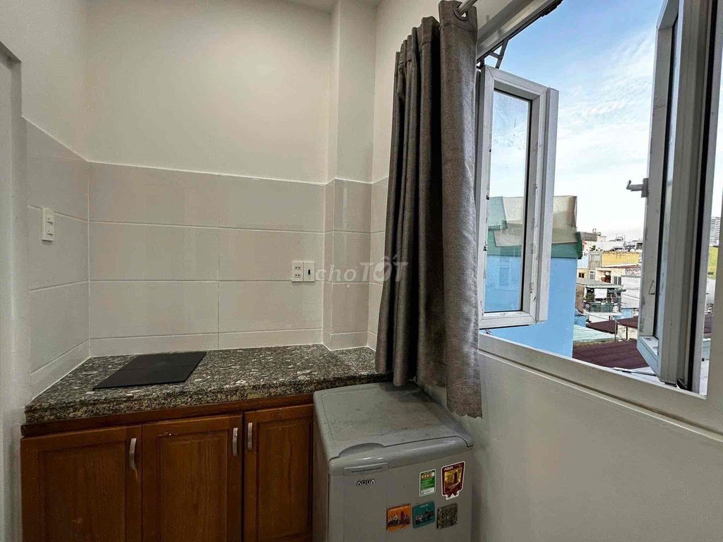 A clear balcony studio- Cách Mạng Tháng Tám District 10 - available