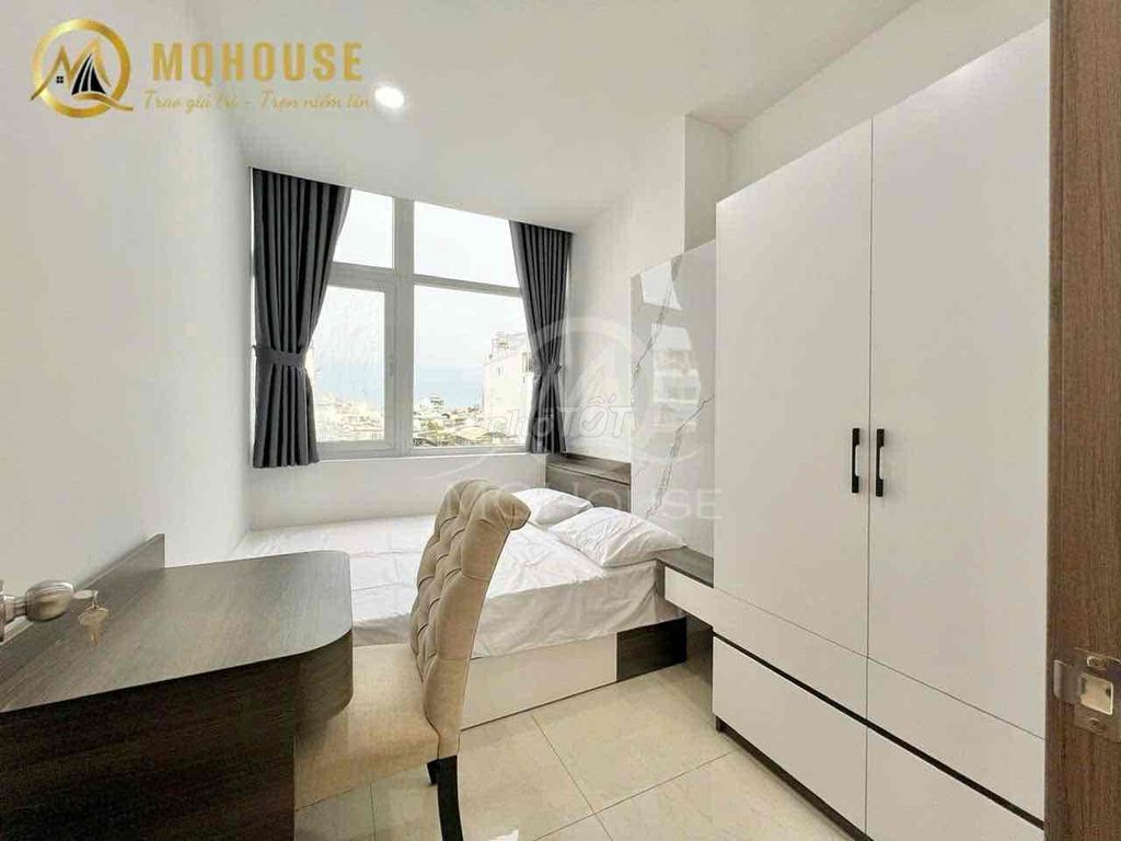 High-level apartment with a full-level furniture right on the throne.