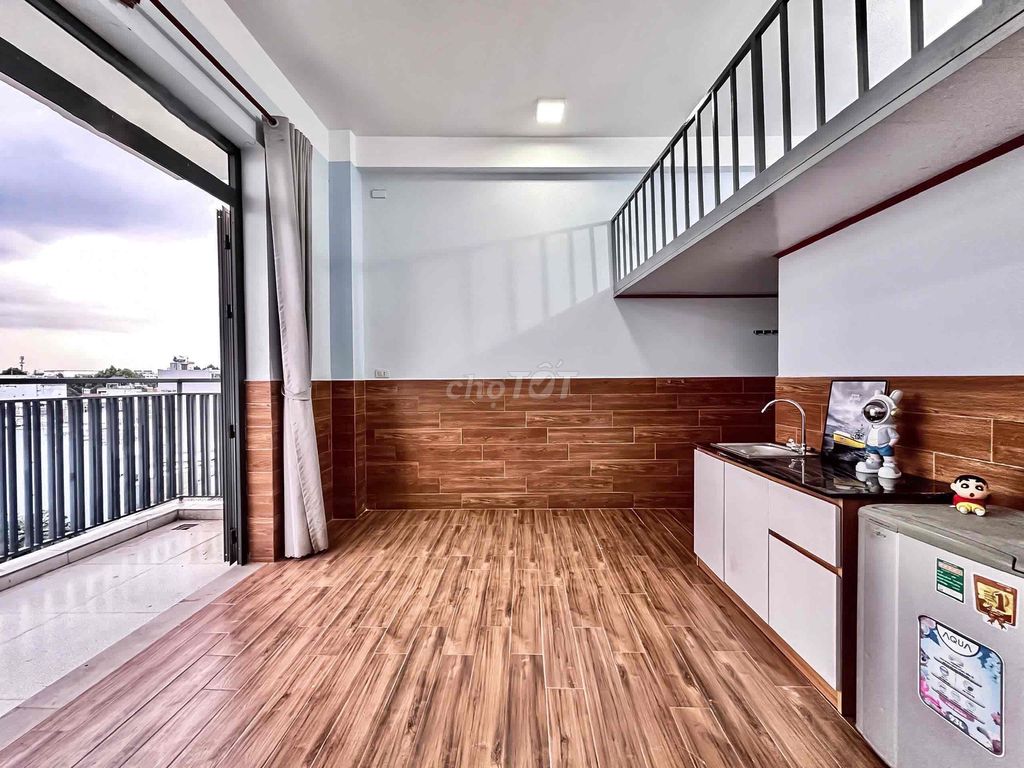 Rent the balcony - large, 35-foot wide skygate right at Quang Trung