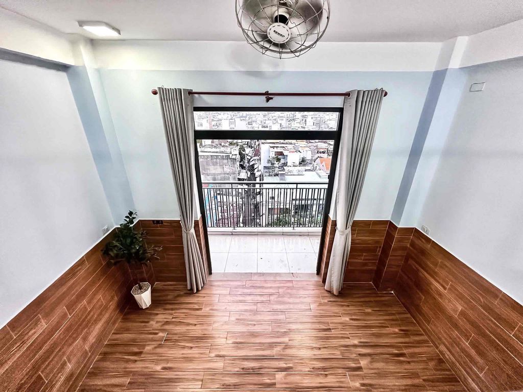 Rent the balcony - large, 35-foot wide skygate right at Quang Trung